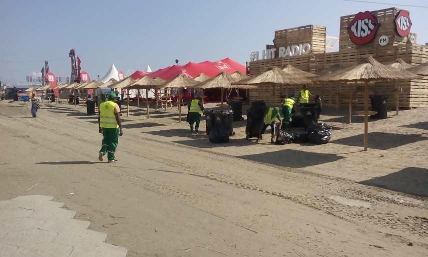 angajatii polaris m holding asigura salubrizarea la festivalul neversea impreuna putem pastra o imagine angajatii polaris m holding asigura salubrizarea la festivalul neversea impreuna putem pastra o imagine