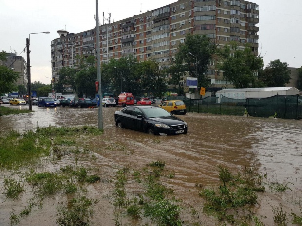 alerta la isu bucuresti imagini de la localnici 17 copaci si doi stalpi cazuti pe strazi sau masini din alerta la isu bucuresti imagini de la localnici 17 copaci si doi stalpi cazuti pe strazi sau masini din