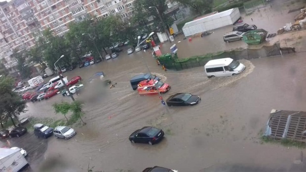 alerta la isu bucuresti imagini de la localnici 17 copaci si doi stalpi cazuti pe strazi sau masini din alerta la isu bucuresti imagini de la localnici 17 copaci si doi stalpi cazuti pe strazi sau masini din