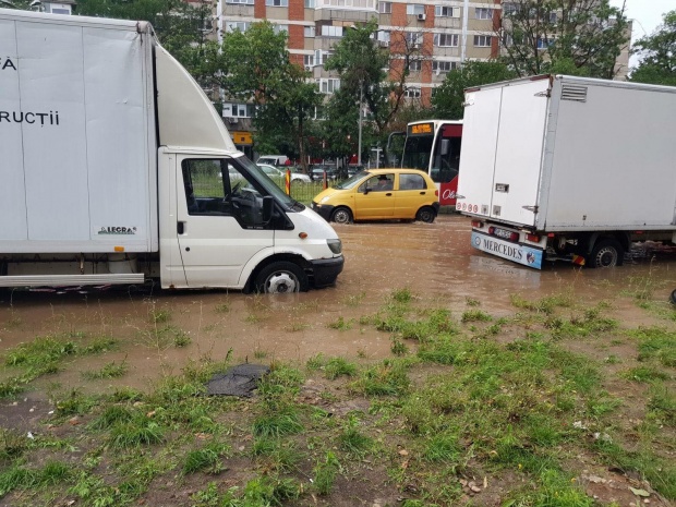alerta la isu bucuresti imagini de la localnici 17 copaci si doi stalpi cazuti pe strazi sau masini din alerta la isu bucuresti imagini de la localnici 17 copaci si doi stalpi cazuti pe strazi sau masini din