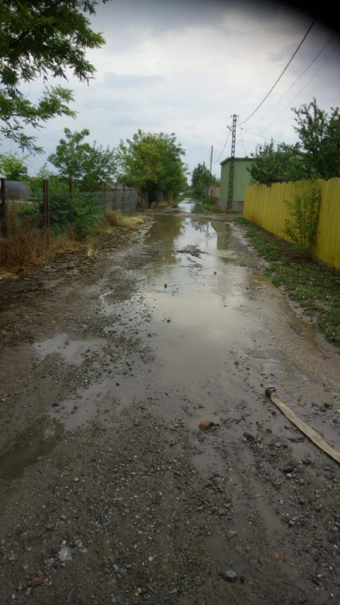 gospodarii inundate in judetul tulcea intervin in forta pompierii pentru evacuarea apei 664083 gospodarii inundate in judetul tulcea intervin in forta pompierii pentru evacuarea apei 664083