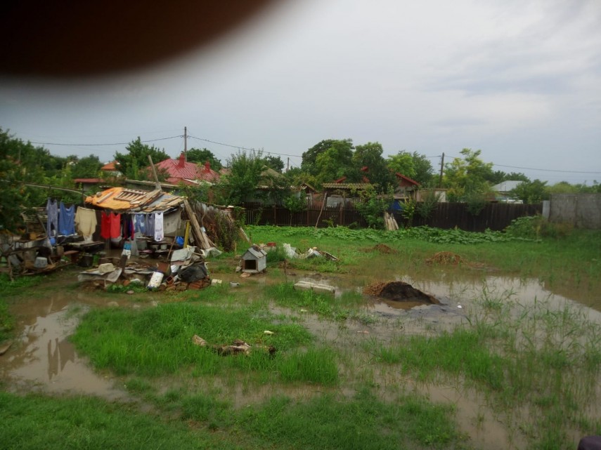 gospodarii inundate in judetul tulcea intervin in forta pompierii pentru evacuarea apei 664083 gospodarii inundate in judetul tulcea intervin in forta pompierii pentru evacuarea apei 664083