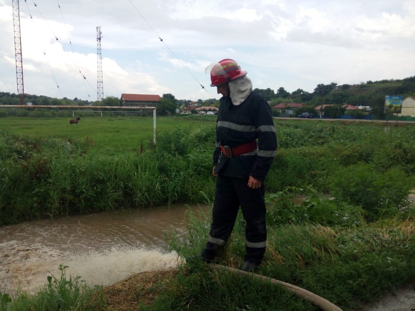 gospodarii inundate in judetul tulcea intervin in forta pompierii pentru evacuarea apei 664083 gospodarii inundate in judetul tulcea intervin in forta pompierii pentru evacuarea apei 664083