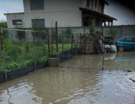 Gospodării inundate, în județul Tulcea. Intervin în forță pompierii, pentru evacuarea apei (galerie foto + video) 