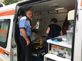 UPDATE. Straniu incident, în zona Tomis III din Constanța O femeie s-a trântit pe capota unei mașini, pretinzând că ar fi fost accidentată! (galerie foto)   