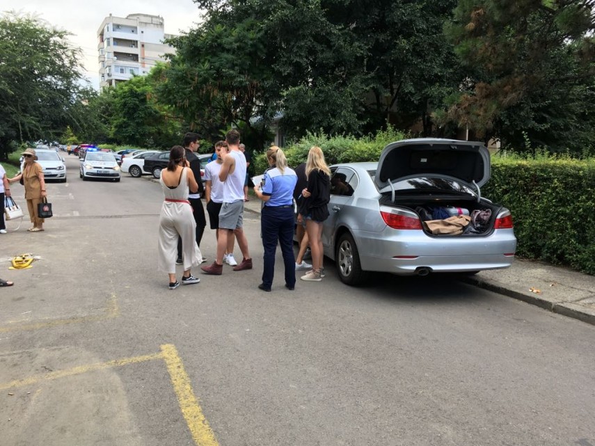 straniu incident in zona tomis iii din constanta o femeie s a trantit pe capota unei masini pretinzand straniu incident in zona tomis iii din constanta o femeie s a trantit pe capota unei masini pretinzand