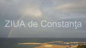 Între Soare și picăturile de apă. Arc luminos, peste plaja Modern din Constanța! (video)          