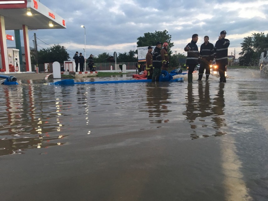 prahova zeci de gospodarii inundate peste 80 pompieri militari actioneaza in permanenta galerie foto prahova zeci de gospodarii inundate peste 80 pompieri militari actioneaza in permanenta galerie foto