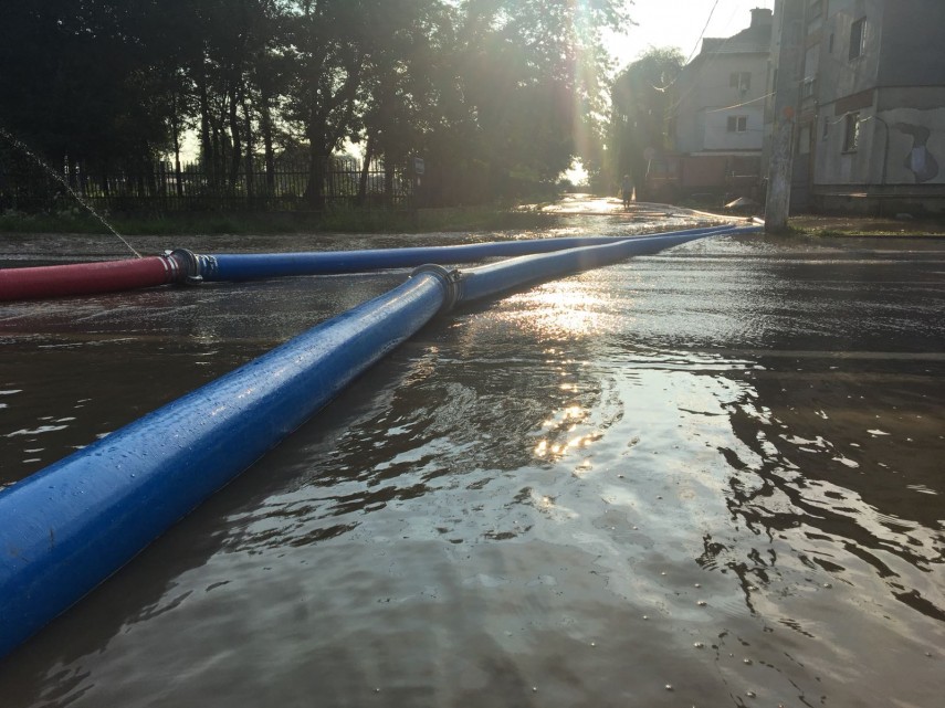 prahova zeci de gospodarii inundate peste 80 pompieri militari actioneaza in permanenta galerie foto prahova zeci de gospodarii inundate peste 80 pompieri militari actioneaza in permanenta galerie foto