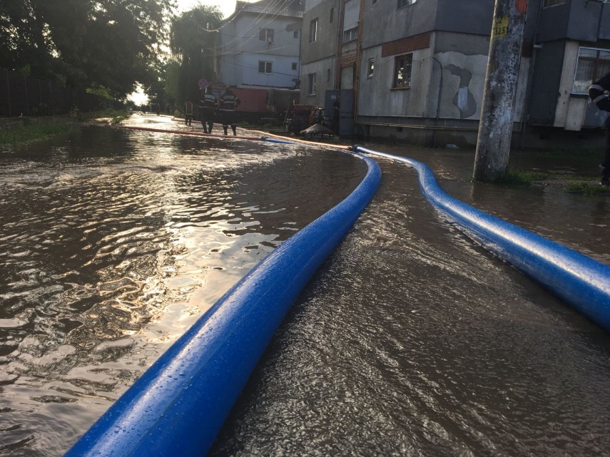 prahova zeci de gospodarii inundate peste 80 pompieri militari actioneaza in permanenta galerie foto prahova zeci de gospodarii inundate peste 80 pompieri militari actioneaza in permanenta galerie foto