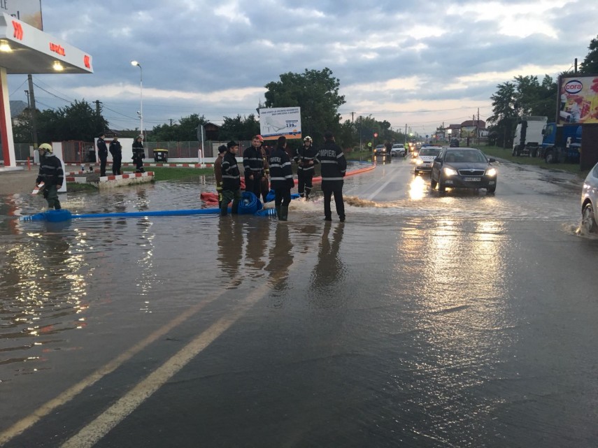 prahova zeci de gospodarii inundate peste 80 pompieri militari actioneaza in permanenta galerie foto prahova zeci de gospodarii inundate peste 80 pompieri militari actioneaza in permanenta galerie foto