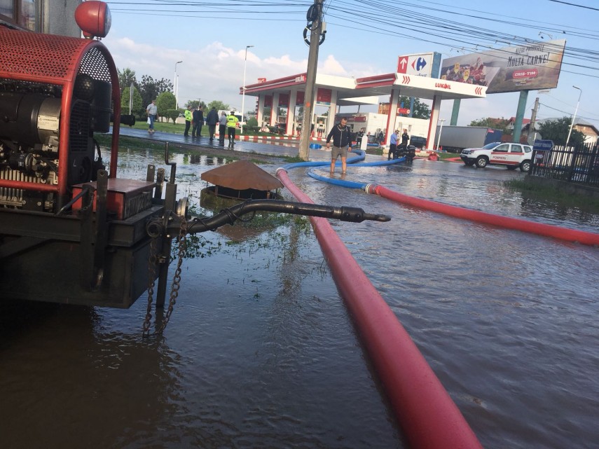 prahova zeci de gospodarii inundate peste 80 pompieri militari actioneaza in permanenta galerie foto prahova zeci de gospodarii inundate peste 80 pompieri militari actioneaza in permanenta galerie foto