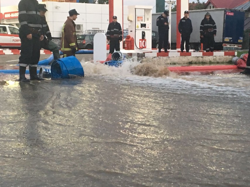 prahova zeci de gospodarii inundate peste 80 pompieri militari actioneaza in permanenta galerie foto prahova zeci de gospodarii inundate peste 80 pompieri militari actioneaza in permanenta galerie foto
