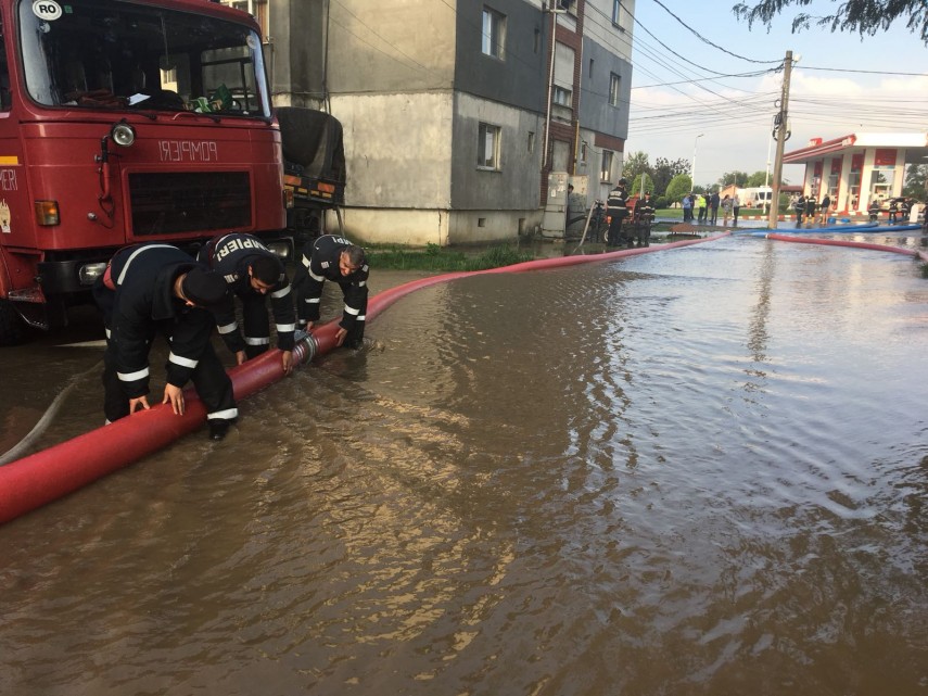 prahova zeci de gospodarii inundate peste 80 pompieri militari actioneaza in permanenta galerie foto prahova zeci de gospodarii inundate peste 80 pompieri militari actioneaza in permanenta galerie foto