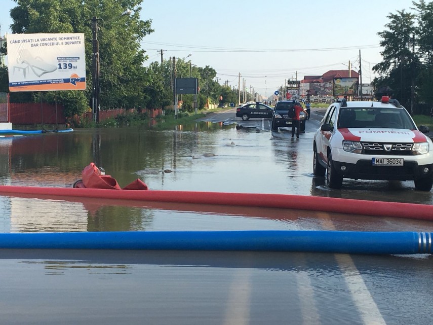 prahova zeci de gospodarii inundate peste 80 pompieri militari actioneaza in permanenta galerie foto prahova zeci de gospodarii inundate peste 80 pompieri militari actioneaza in permanenta galerie foto