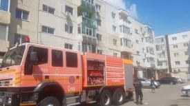Incendiu într-un imobil din Constanța! Femeie, scoasă pe sus de pompieri și preluată de ambulanță (video)