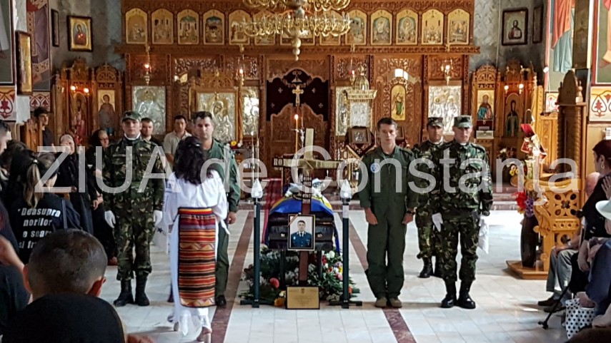 live imagini de la inmormantarea capitanului comandor pm florin rotaru cazut in accidentul aviatic de live imagini de la inmormantarea capitanului comandor pm florin rotaru cazut in accidentul aviatic de