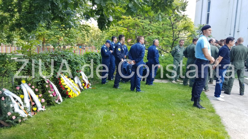 live imagini de la inmormantarea capitanului comandor pm florin rotaru cazut in accidentul aviatic de live imagini de la inmormantarea capitanului comandor pm florin rotaru cazut in accidentul aviatic de