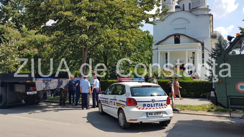 live imagini de la inmormantarea capitanului comandor pm florin rotaru cazut in accidentul aviatic de live imagini de la inmormantarea capitanului comandor pm florin rotaru cazut in accidentul aviatic de