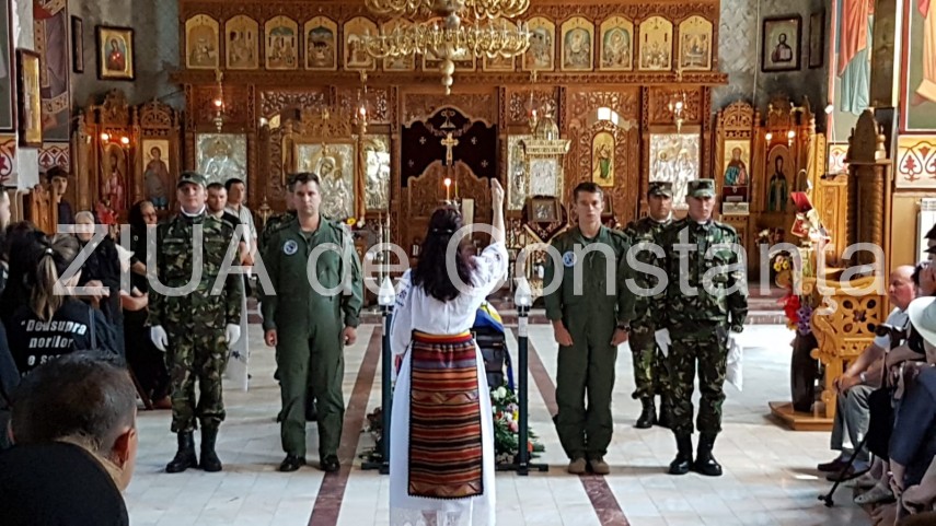 live imagini de la inmormantarea capitanului comandor pm florin rotaru cazut in accidentul aviatic de live imagini de la inmormantarea capitanului comandor pm florin rotaru cazut in accidentul aviatic de