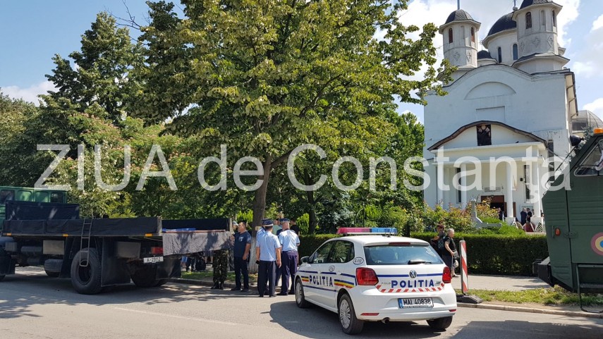 live imagini de la inmormantarea capitanului comandor pm florin rotaru cazut in accidentul aviatic de live imagini de la inmormantarea capitanului comandor pm florin rotaru cazut in accidentul aviatic de