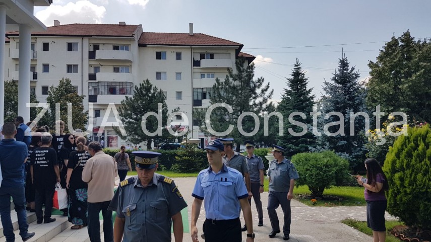 live imagini de la inmormantarea capitanului comandor pm florin rotaru cazut in accidentul aviatic de live imagini de la inmormantarea capitanului comandor pm florin rotaru cazut in accidentul aviatic de