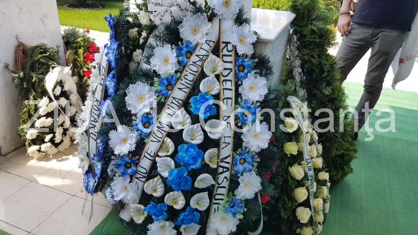 live imagini de la inmormantarea capitanului comandor pm florin rotaru cazut in accidentul aviatic de live imagini de la inmormantarea capitanului comandor pm florin rotaru cazut in accidentul aviatic de