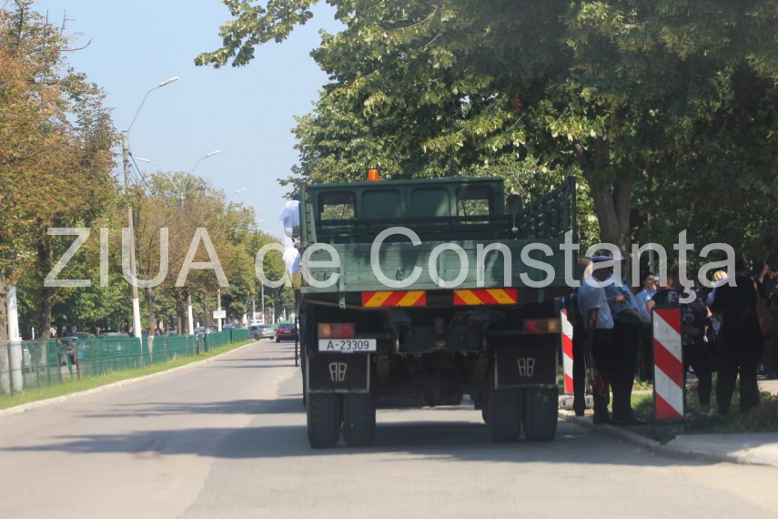 live imagini de la inmormantarea capitanului comandor pm florin rotaru cazut in accidentul aviatic de live imagini de la inmormantarea capitanului comandor pm florin rotaru cazut in accidentul aviatic de