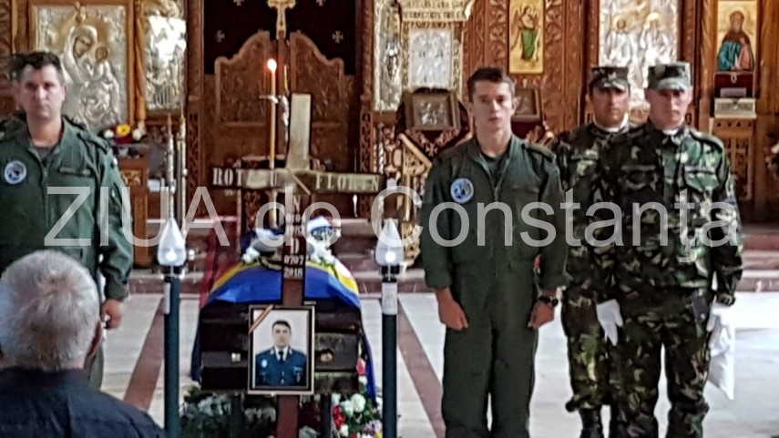 live imagini de la inmormantarea capitanului comandor pm florin rotaru cazut in accidentul aviatic de live imagini de la inmormantarea capitanului comandor pm florin rotaru cazut in accidentul aviatic de