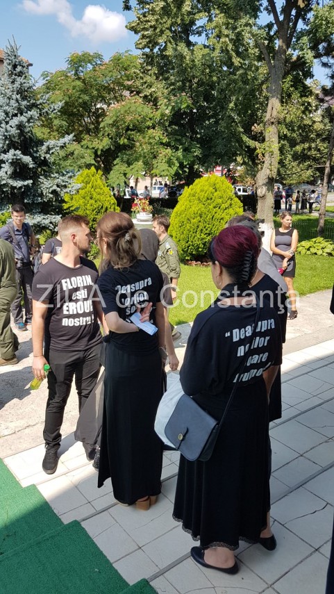 live imagini de la inmormantarea capitanului comandor pm florin rotaru cazut in accidentul aviatic de live imagini de la inmormantarea capitanului comandor pm florin rotaru cazut in accidentul aviatic de