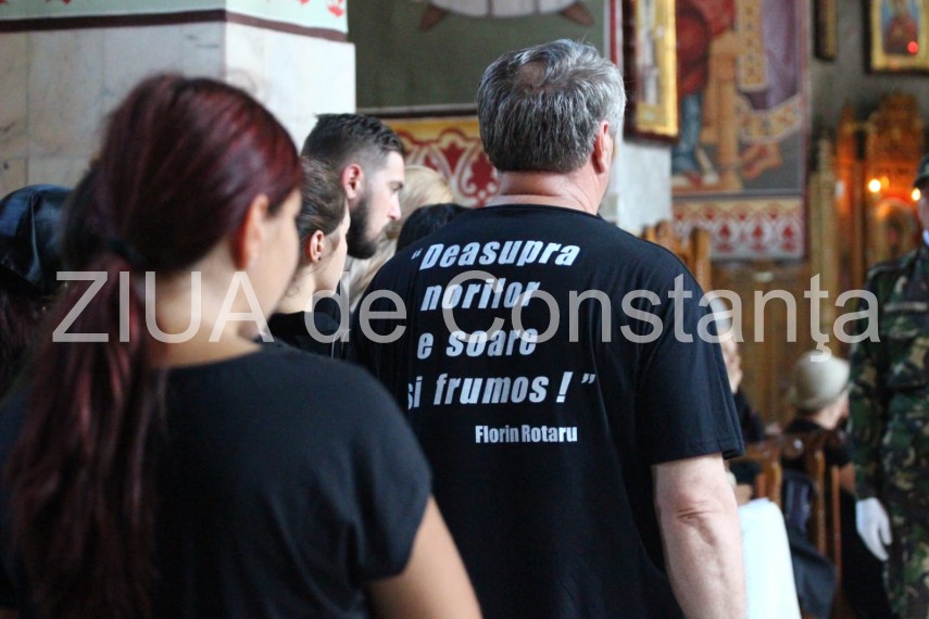 live imagini de la inmormantarea capitanului comandor pm florin rotaru cazut in accidentul aviatic de live imagini de la inmormantarea capitanului comandor pm florin rotaru cazut in accidentul aviatic de