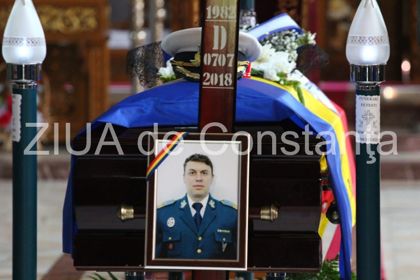live imagini de la inmormantarea capitanului comandor pm florin rotaru cazut in accidentul aviatic de live imagini de la inmormantarea capitanului comandor pm florin rotaru cazut in accidentul aviatic de