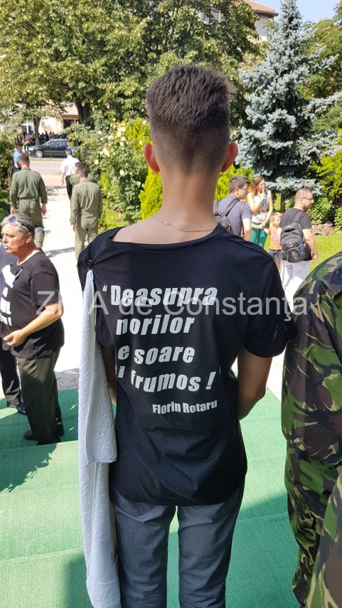 live imagini de la inmormantarea capitanului comandor pm florin rotaru cazut in accidentul aviatic de live imagini de la inmormantarea capitanului comandor pm florin rotaru cazut in accidentul aviatic de