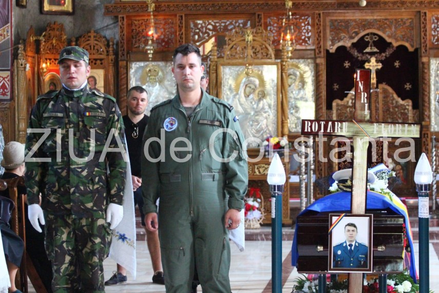 live imagini de la inmormantarea capitanului comandor pm florin rotaru cazut in accidentul aviatic de live imagini de la inmormantarea capitanului comandor pm florin rotaru cazut in accidentul aviatic de
