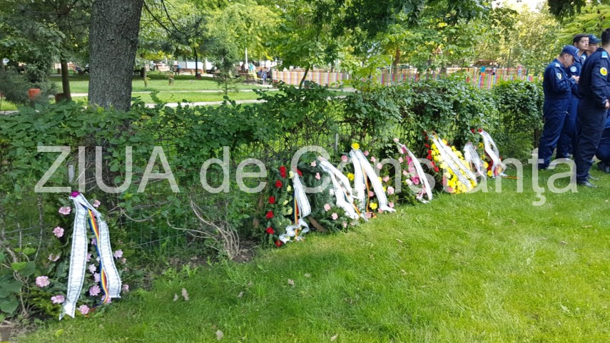 live imagini de la inmormantarea capitanului comandor pm florin rotaru cazut in accidentul aviatic de live imagini de la inmormantarea capitanului comandor pm florin rotaru cazut in accidentul aviatic de