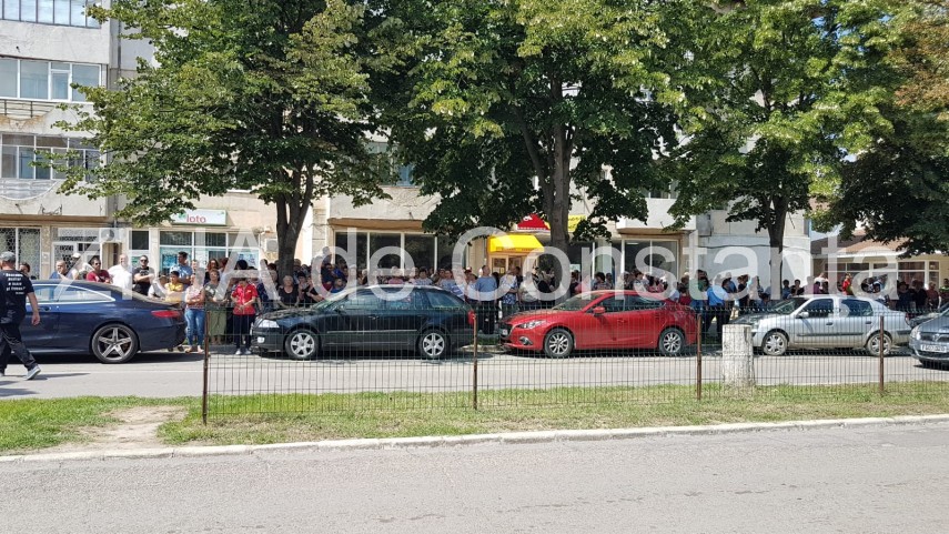 live imagini de la inmormantarea capitanului comandor pm florin rotaru cazut in accidentul aviatic de live imagini de la inmormantarea capitanului comandor pm florin rotaru cazut in accidentul aviatic de