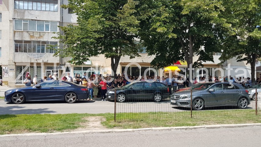 live imagini de la inmormantarea capitanului comandor pm florin rotaru cazut in accidentul aviatic de live imagini de la inmormantarea capitanului comandor pm florin rotaru cazut in accidentul aviatic de