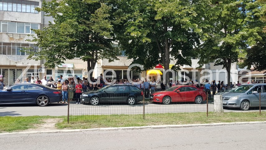 live imagini de la inmormantarea capitanului comandor pm florin rotaru cazut in accidentul aviatic de live imagini de la inmormantarea capitanului comandor pm florin rotaru cazut in accidentul aviatic de