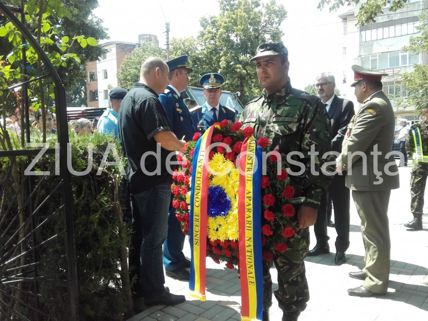 live imagini de la inmormantarea capitanului comandor pm florin rotaru cazut in accidentul aviatic de live imagini de la inmormantarea capitanului comandor pm florin rotaru cazut in accidentul aviatic de