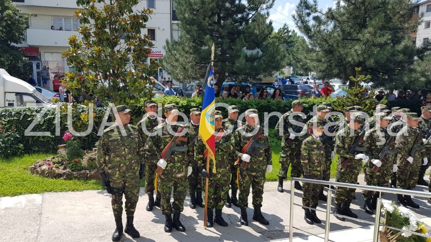 live imagini de la inmormantarea capitanului comandor pm florin rotaru cazut in accidentul aviatic de live imagini de la inmormantarea capitanului comandor pm florin rotaru cazut in accidentul aviatic de