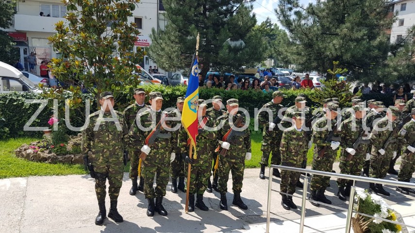 live imagini de la inmormantarea capitanului comandor pm florin rotaru cazut in accidentul aviatic de live imagini de la inmormantarea capitanului comandor pm florin rotaru cazut in accidentul aviatic de