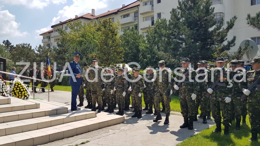 live imagini de la inmormantarea capitanului comandor pm florin rotaru cazut in accidentul aviatic de live imagini de la inmormantarea capitanului comandor pm florin rotaru cazut in accidentul aviatic de