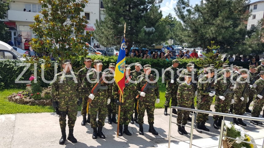 live imagini de la inmormantarea capitanului comandor pm florin rotaru cazut in accidentul aviatic de live imagini de la inmormantarea capitanului comandor pm florin rotaru cazut in accidentul aviatic de