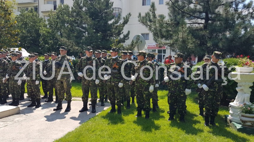 live imagini de la inmormantarea capitanului comandor pm florin rotaru cazut in accidentul aviatic de live imagini de la inmormantarea capitanului comandor pm florin rotaru cazut in accidentul aviatic de