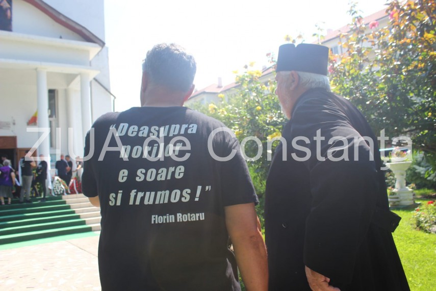 live imagini de la inmormantarea capitanului comandor pm florin rotaru cazut in accidentul aviatic de live imagini de la inmormantarea capitanului comandor pm florin rotaru cazut in accidentul aviatic de