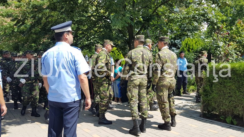 live imagini de la inmormantarea capitanului comandor pm florin rotaru cazut in accidentul aviatic de live imagini de la inmormantarea capitanului comandor pm florin rotaru cazut in accidentul aviatic de