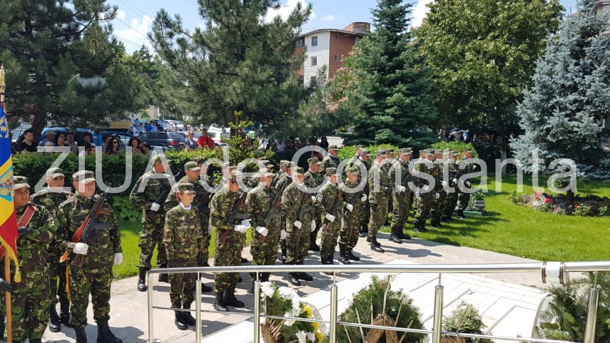 live imagini de la inmormantarea capitanului comandor pm florin rotaru cazut in accidentul aviatic de live imagini de la inmormantarea capitanului comandor pm florin rotaru cazut in accidentul aviatic de