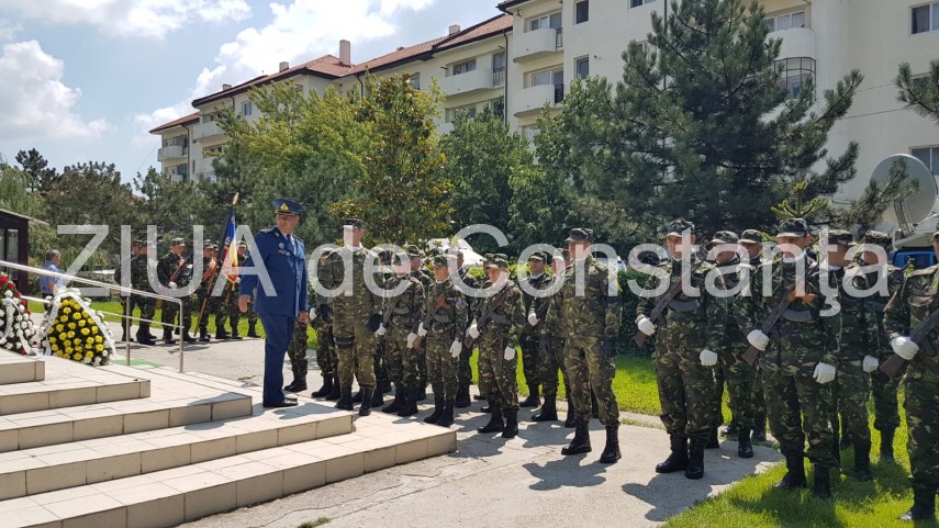 live imagini de la inmormantarea capitanului comandor pm florin rotaru cazut in accidentul aviatic de live imagini de la inmormantarea capitanului comandor pm florin rotaru cazut in accidentul aviatic de