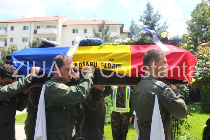 live imagini de la inmormantarea capitanului comandor pm florin rotaru cazut in accidentul aviatic de live imagini de la inmormantarea capitanului comandor pm florin rotaru cazut in accidentul aviatic de