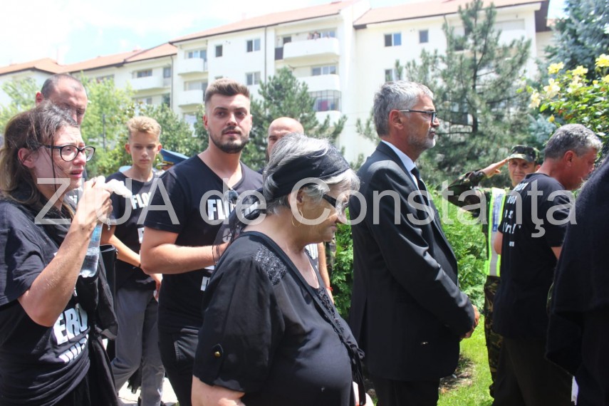 live imagini de la inmormantarea capitanului comandor pm florin rotaru cazut in accidentul aviatic de live imagini de la inmormantarea capitanului comandor pm florin rotaru cazut in accidentul aviatic de